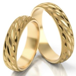 Cincin emas yang memiliki ukiran rantai, melambangkan ikatan yang kuat bersama pasangan