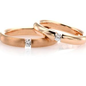 Cincin rose gold dengan desain elegan dan kilauan yang memukau.